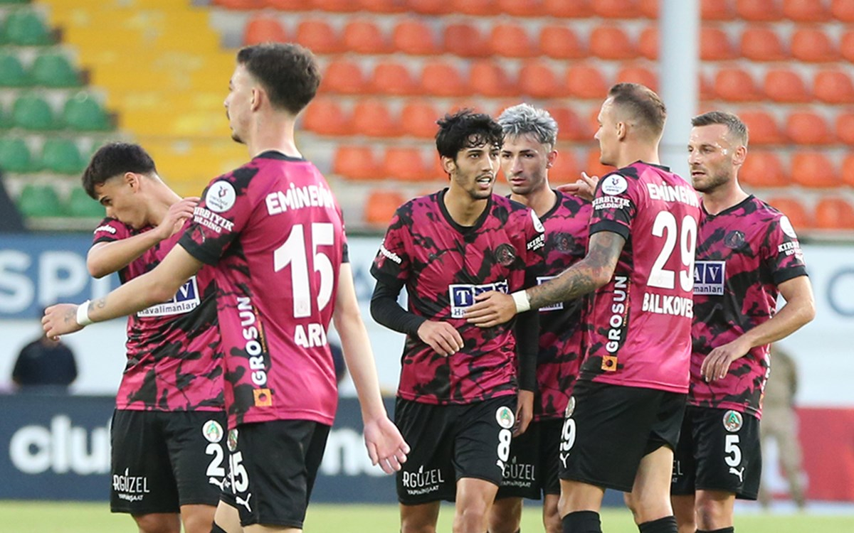 Alanyaspor ve Sivasspor takımlarının maçını gösteren görsel