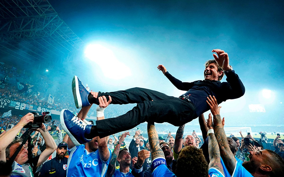 Antonio Conte Napoli'de vedalaşıyor