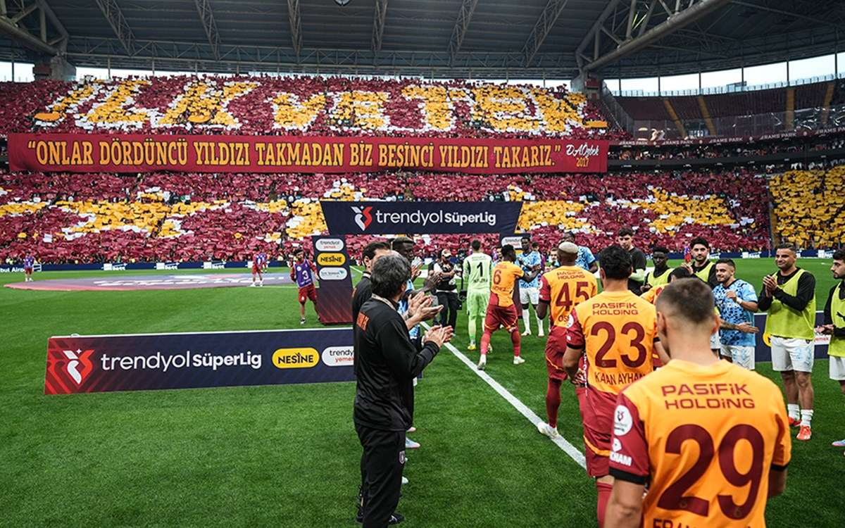 Başakşehirli futbolcular Galatasaray'ı alkışlarken
