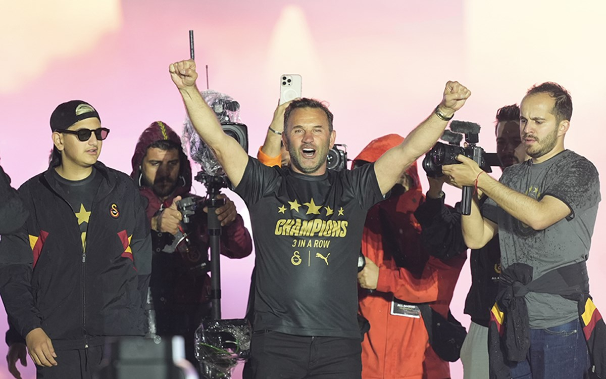 Galatasaray takımı şampiyonluk kutlaması yaparken