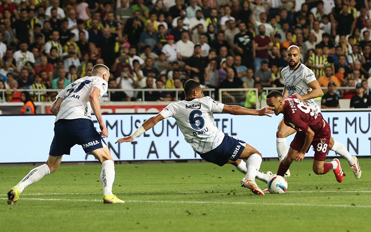 Futbol sahası ve teknik direktörler