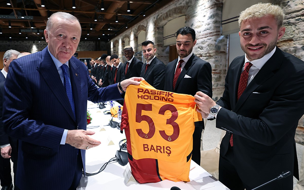 Galatasaray takımı ve taraftarları şampiyonluk kutlaması yaparken