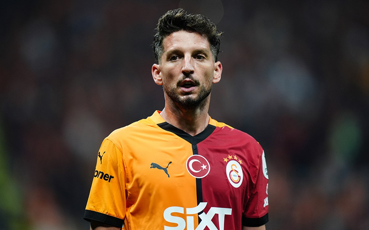 Galatasaray forması giyen Dries Mertens ödül sevincini yaşıyor
