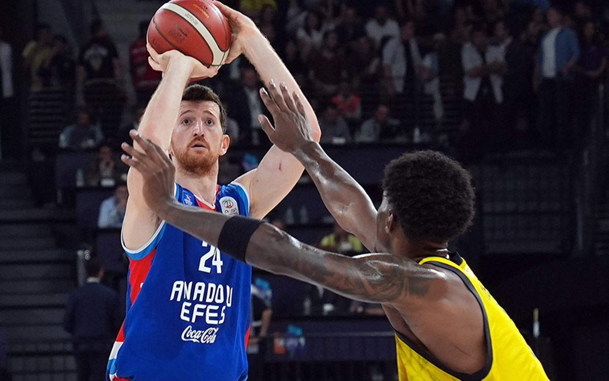 Ercan Osmani Anadolu Efes formasıyla sahada