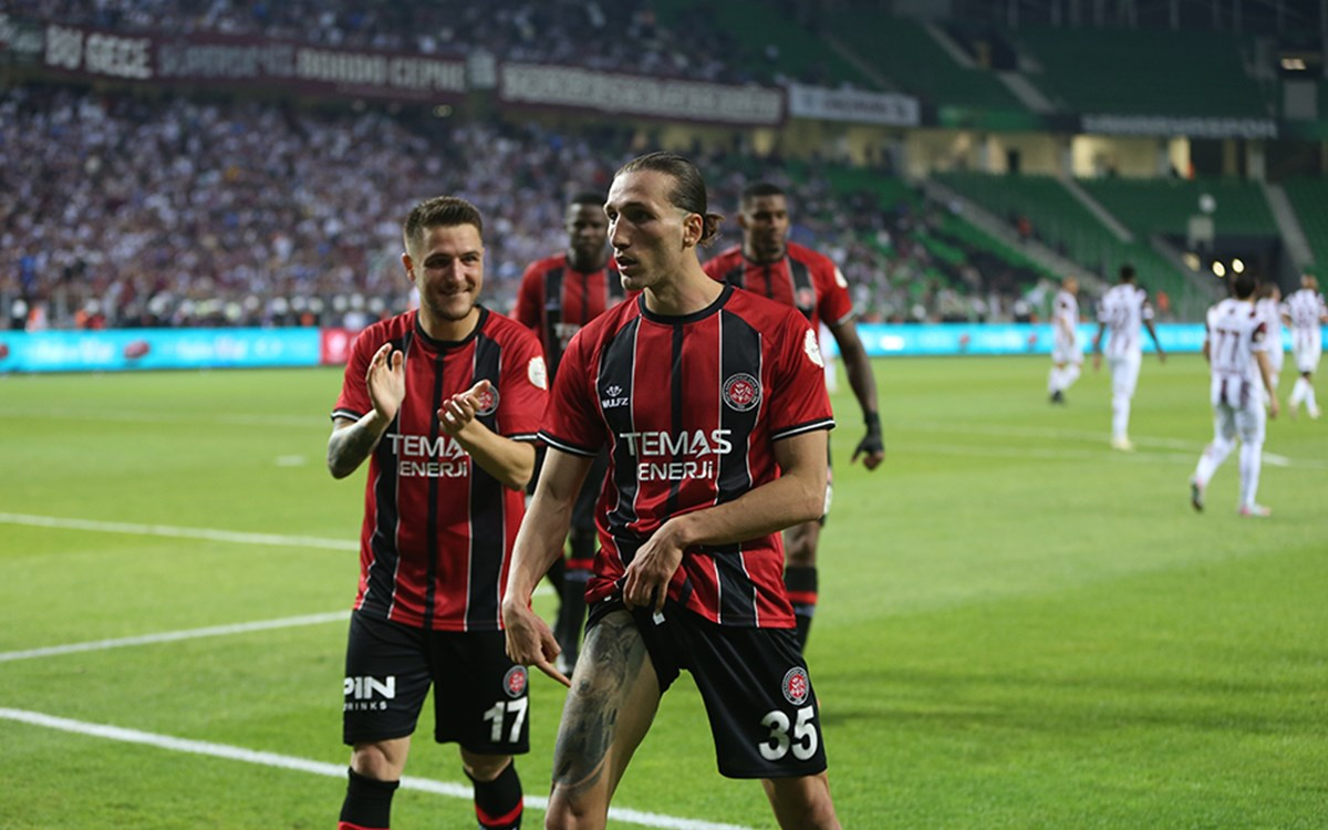 Fatih Karagümrük futbol takımı play-off zaferi sonrası sevinçle kutlama yaparken