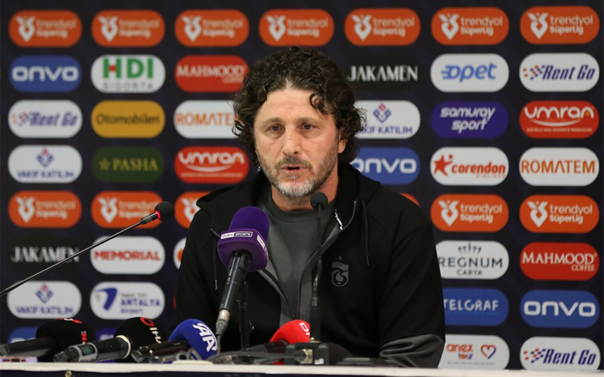 Trabzonspor teknik direktörü Fatih Tekke açıklamalar yaparken