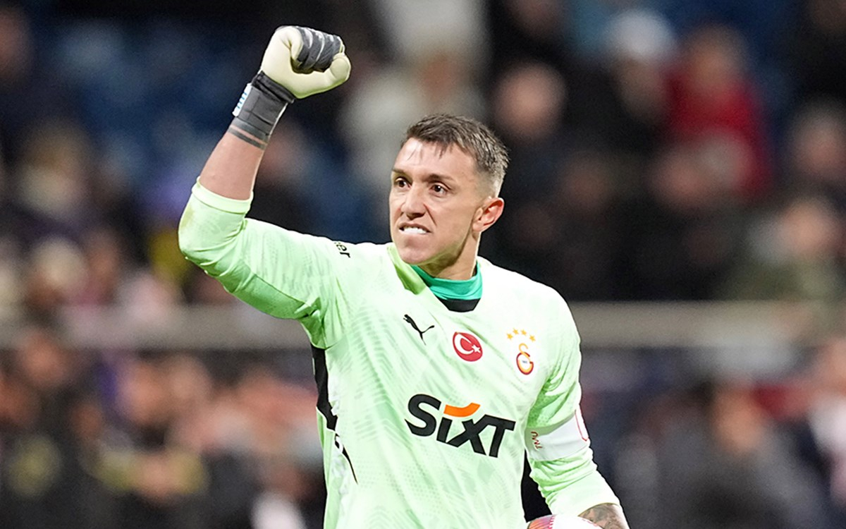 Galatasaray'ın efsane kalecisi Muslera vedasıyla futbol camiasını duygulandırdı
