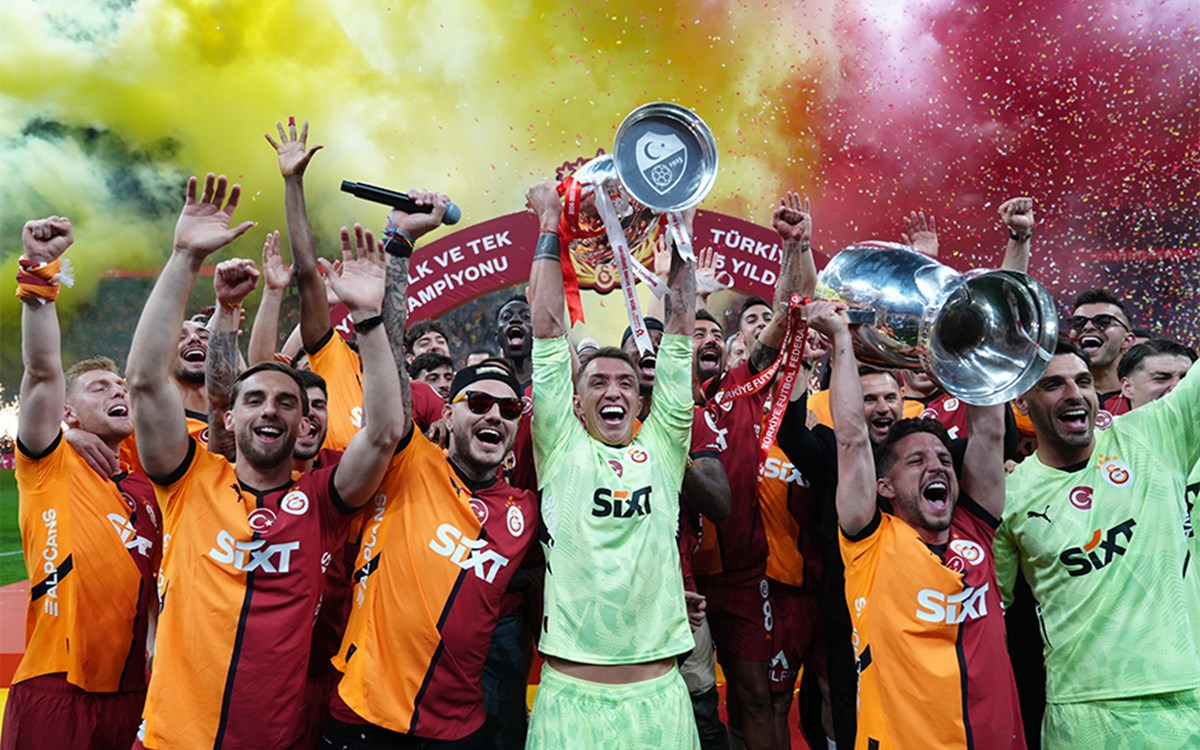 Galatasaray oyuncuları ve taraftarlarının duygusal vedası