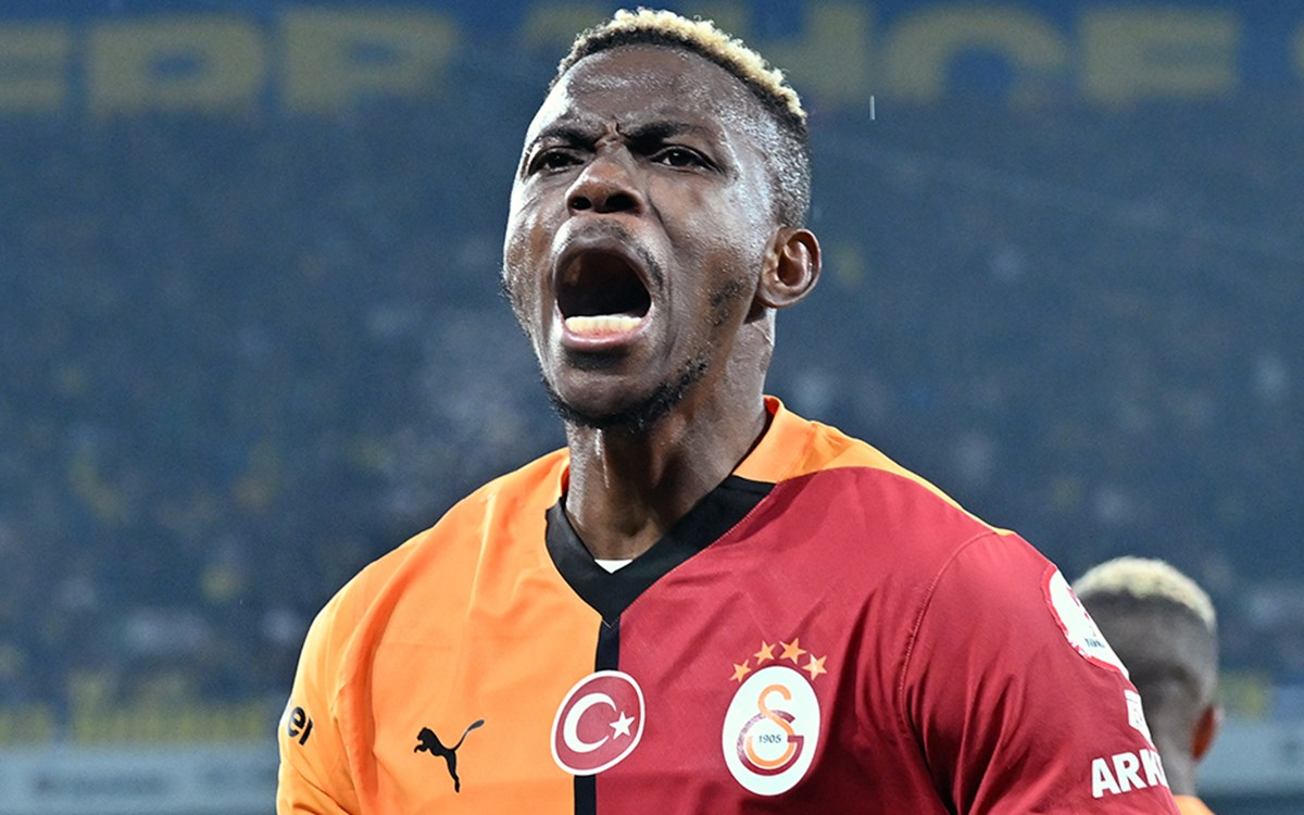 Victor Osimhen'in transferi sonrası takım formasıyla fotoğrafı