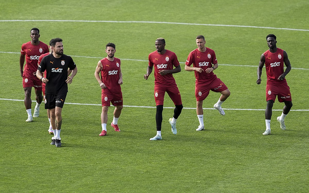 Galatasaray futbol takımı antrenman yaparken