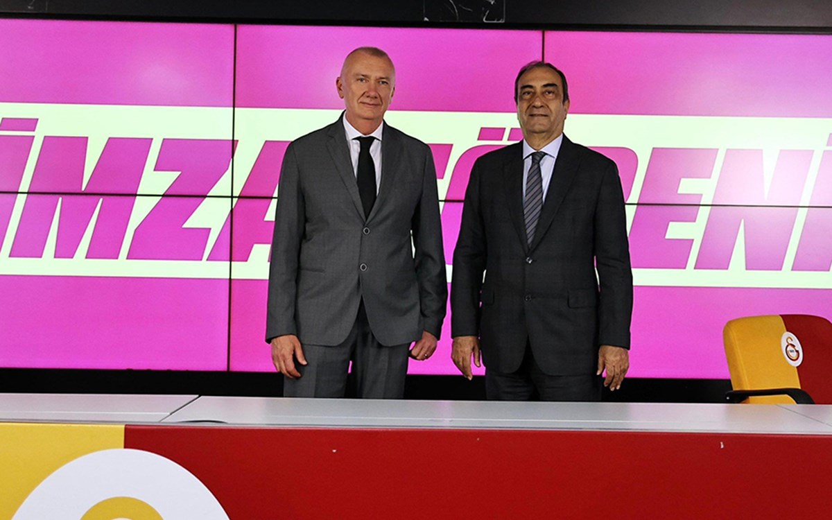 Galatasaray Kadın Voleybol Takımı yeni teknik direktörü Massimo Barbolini ile imza etkinliğinde