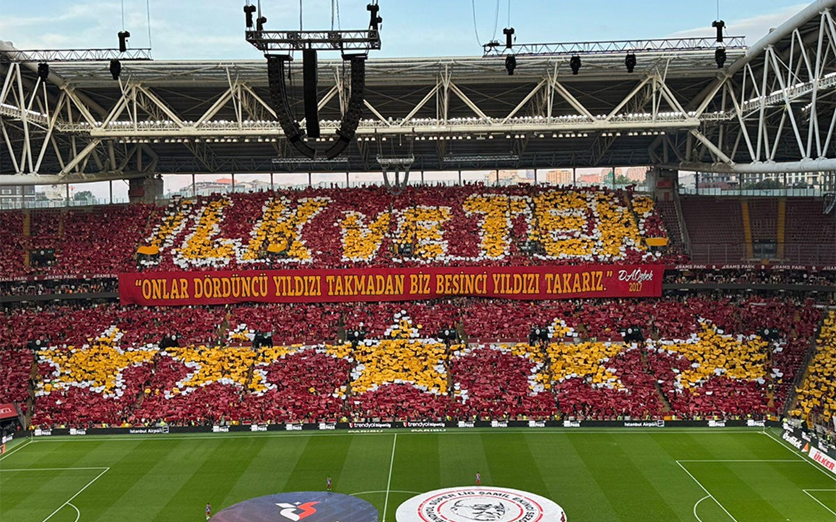 Galatasaraylı taraftarlar sezon kapanışında koreografi yaparken