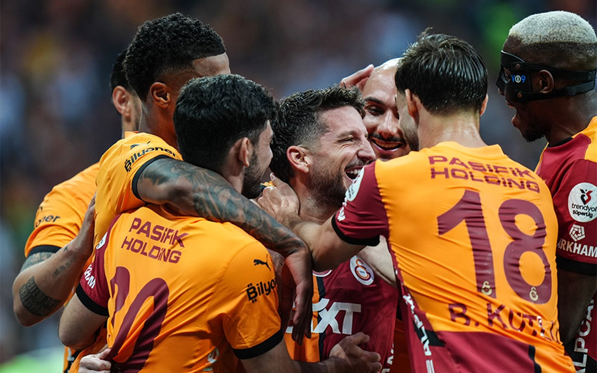 Galatasaray 5. Yıldız kutlaması ve taraftar koreografisi