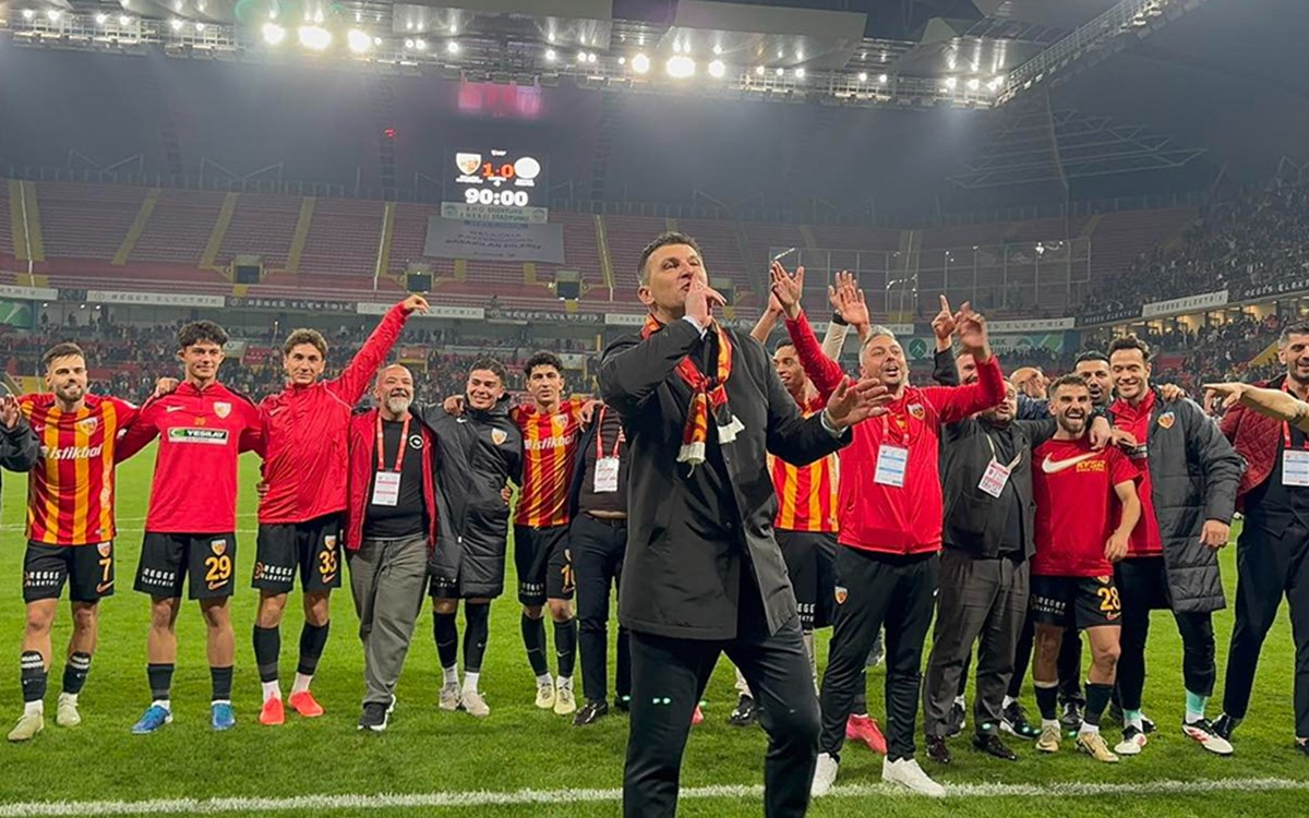 Kayserispor oyuncuları ve takım içi görüntü
