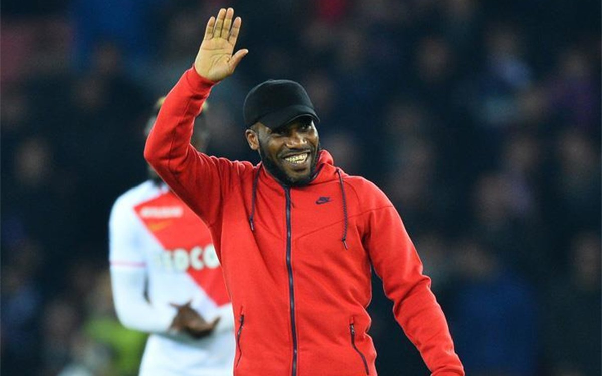 Jay-Jay Okocha Fenerbahçe formasıyla poz verirken