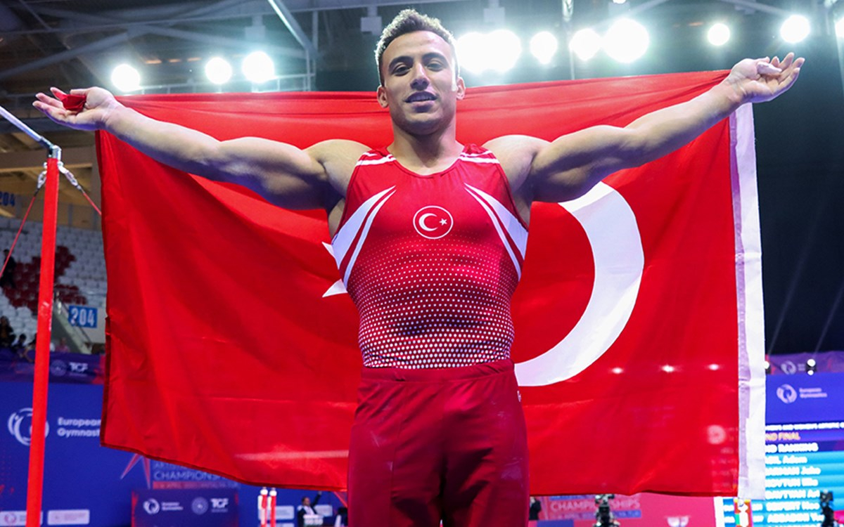 Adem Asil cimnastik performansı sergilerken