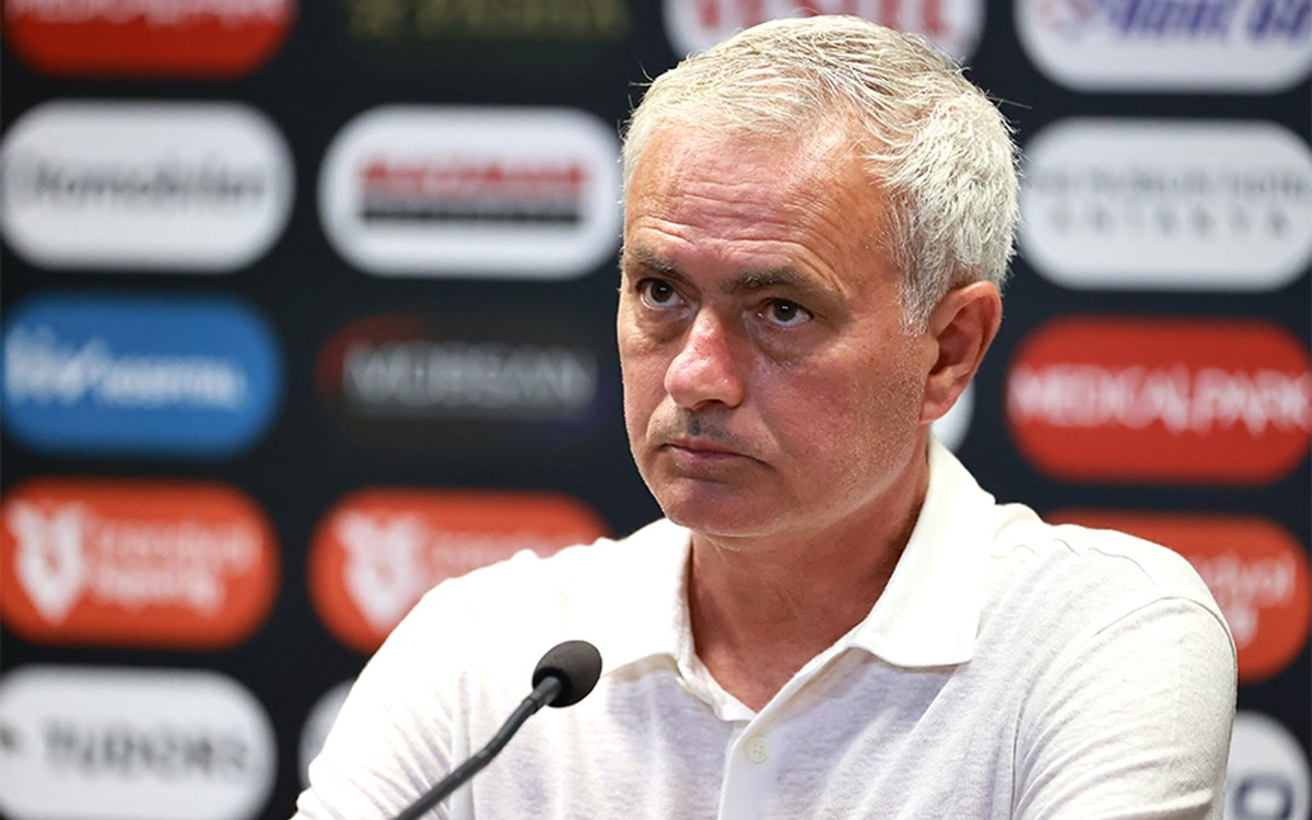 Jose Mourinho, başarı ve ödüllerle dolu kariyeriyle futbol dünyasında tanınıyor