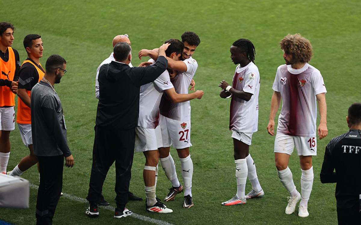 Hatayspor teknik direktörü Şahin açıklamalarda bulunurken