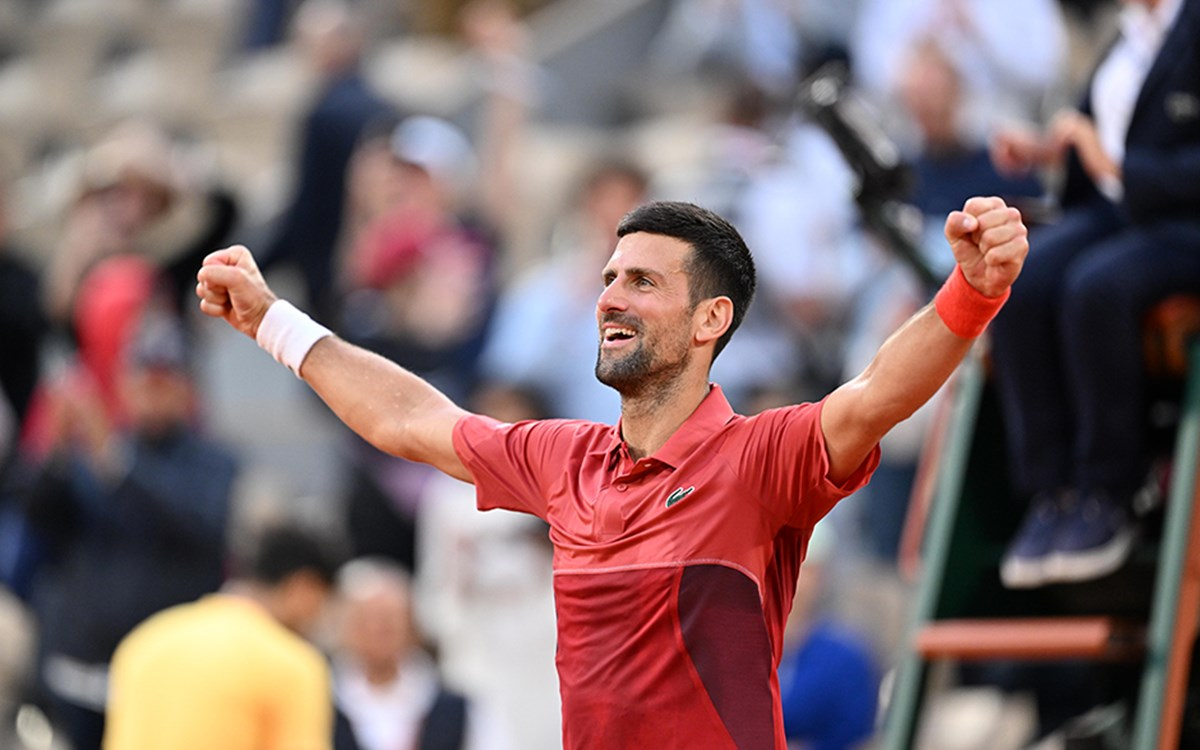 Novak Djokovic teniste 100. şampiyonluğunu kutluyor