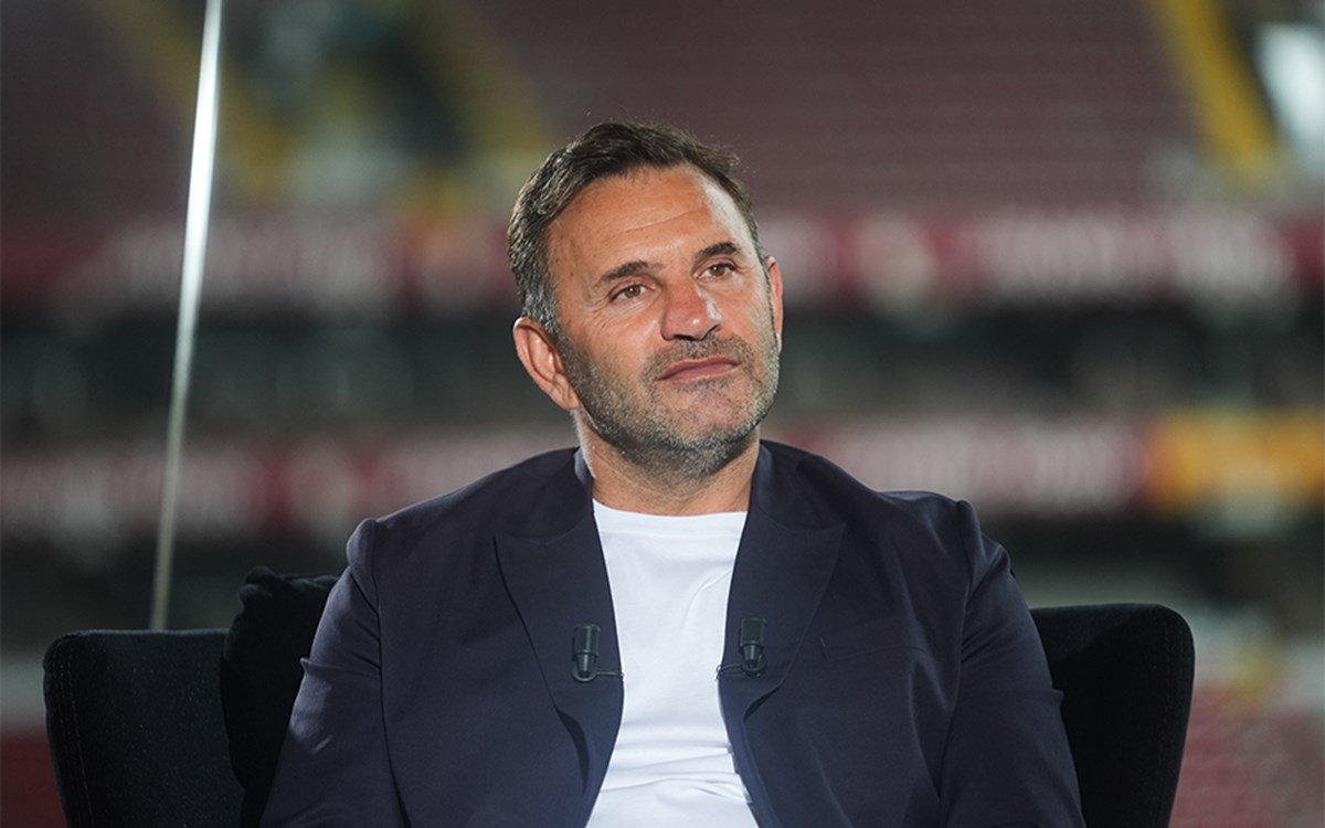 Galatasaray Teknik Direktörü Okan Buruk açıklama yaparken