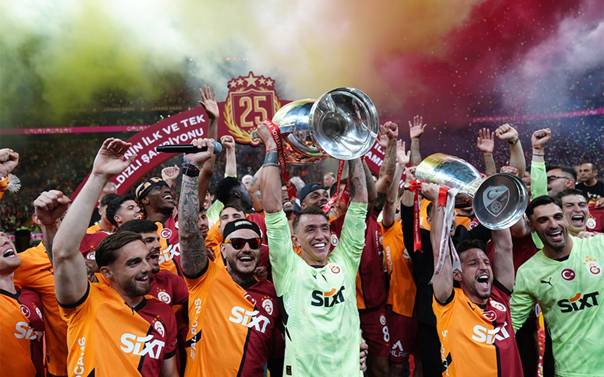Galatasaray Sezonu Şampiyonluğunu Kutluyor
