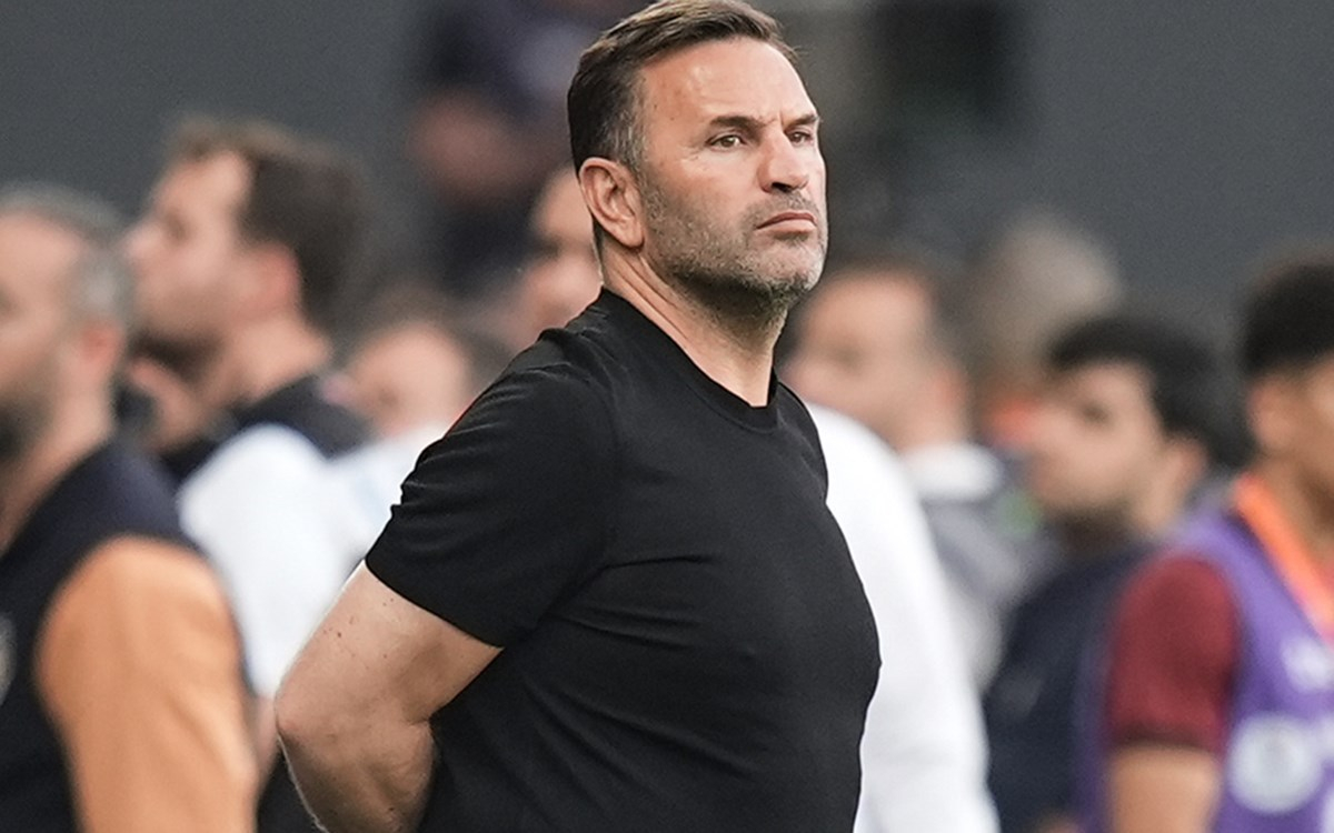 Galatasaray teknik Direktörü Okan Buruk açıklama yaparken