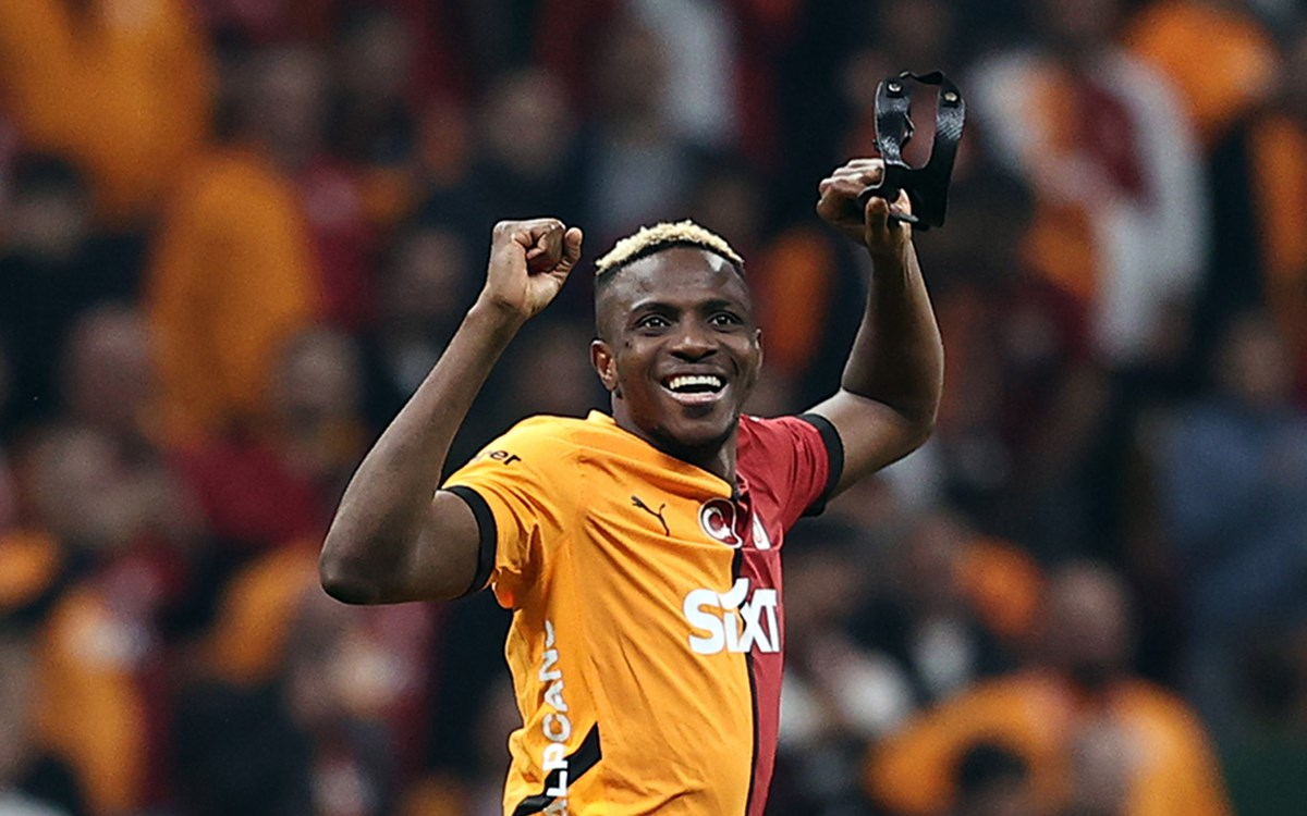 Victor Osimhen sahada şarkı söyleyen taraftarlar arasında