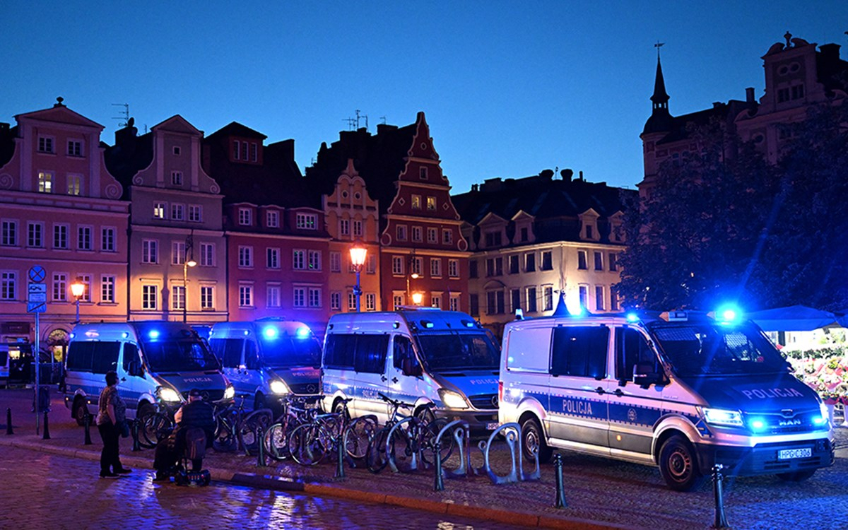 Polonya Wroclaw'da taraftarlar arasında çıkan kavgaya polis müdahale ediyor
