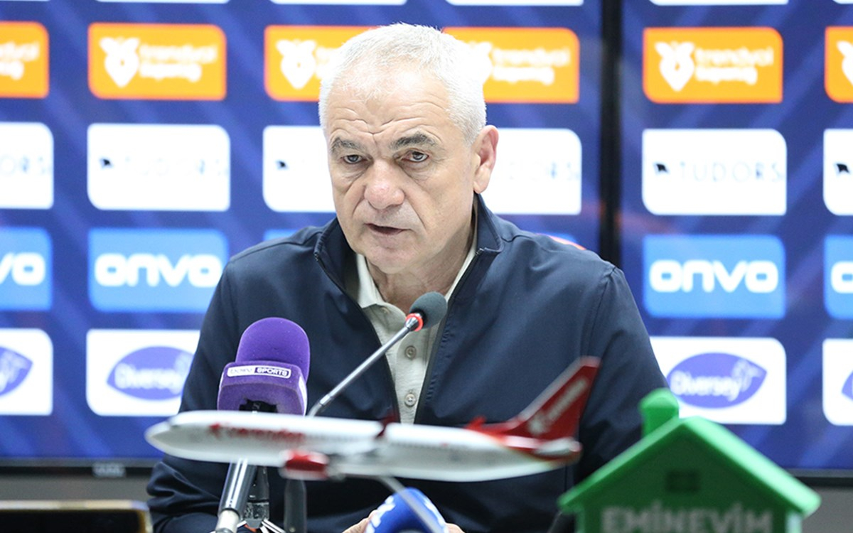 Sivasspor teknik direktörü Rıza Çalımbay saha kenarında açıklama yaparken