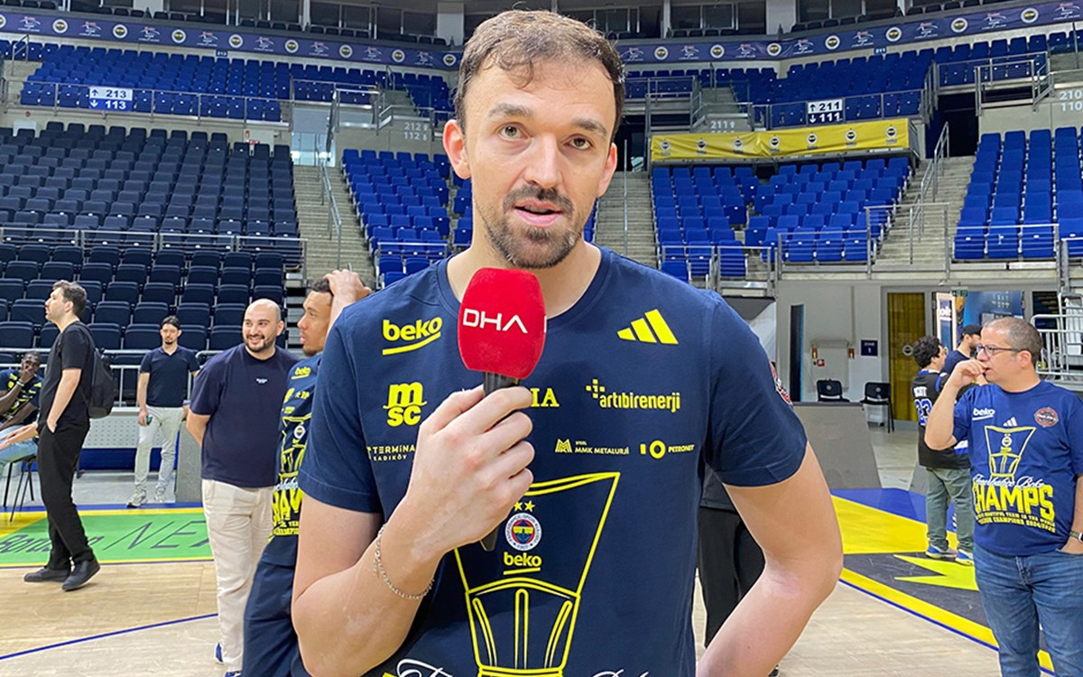 Fenerbahçe EuroLeague kupa kaldırırken Sertaç Şanlı