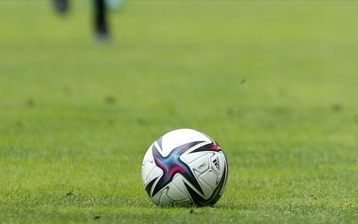 Elazığspor ve Vanspor FK takımlarını temsil eden futbol sahası görüntüsü
