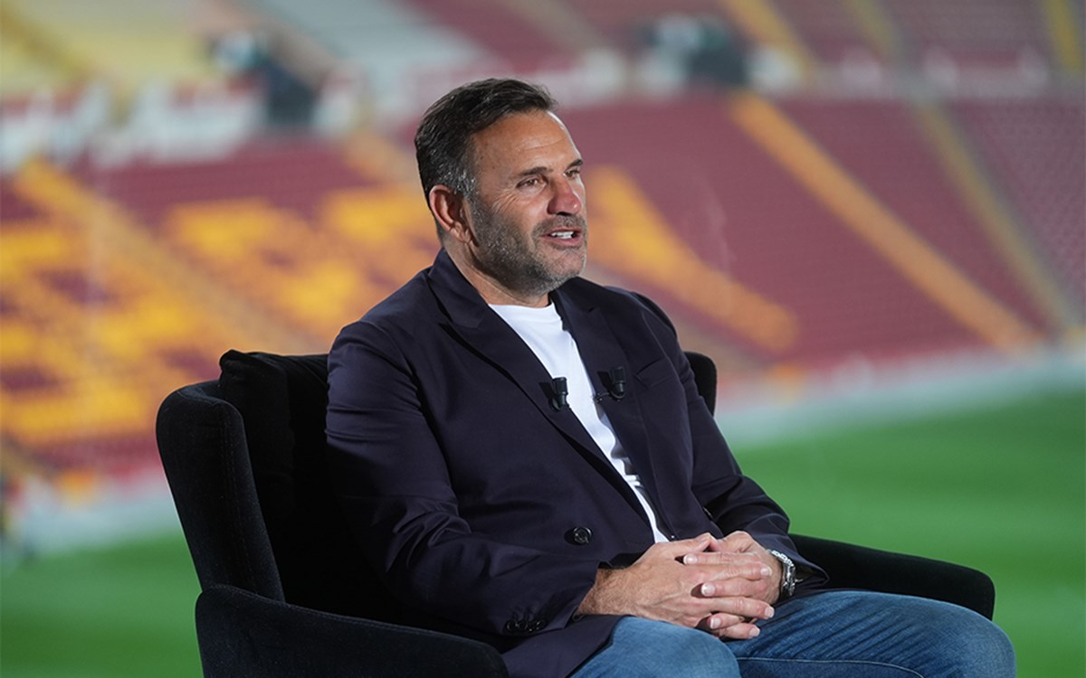 Galatasaray Teknik Direktörü Okan Buruk açıklama yaparken
