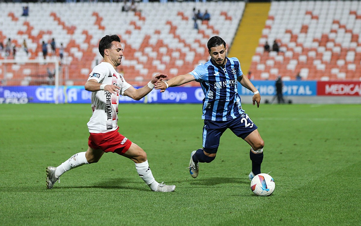 Adana Demirspor teknik direktörü Mustafa Alper Avcı maç sonrası açıklama yaparken