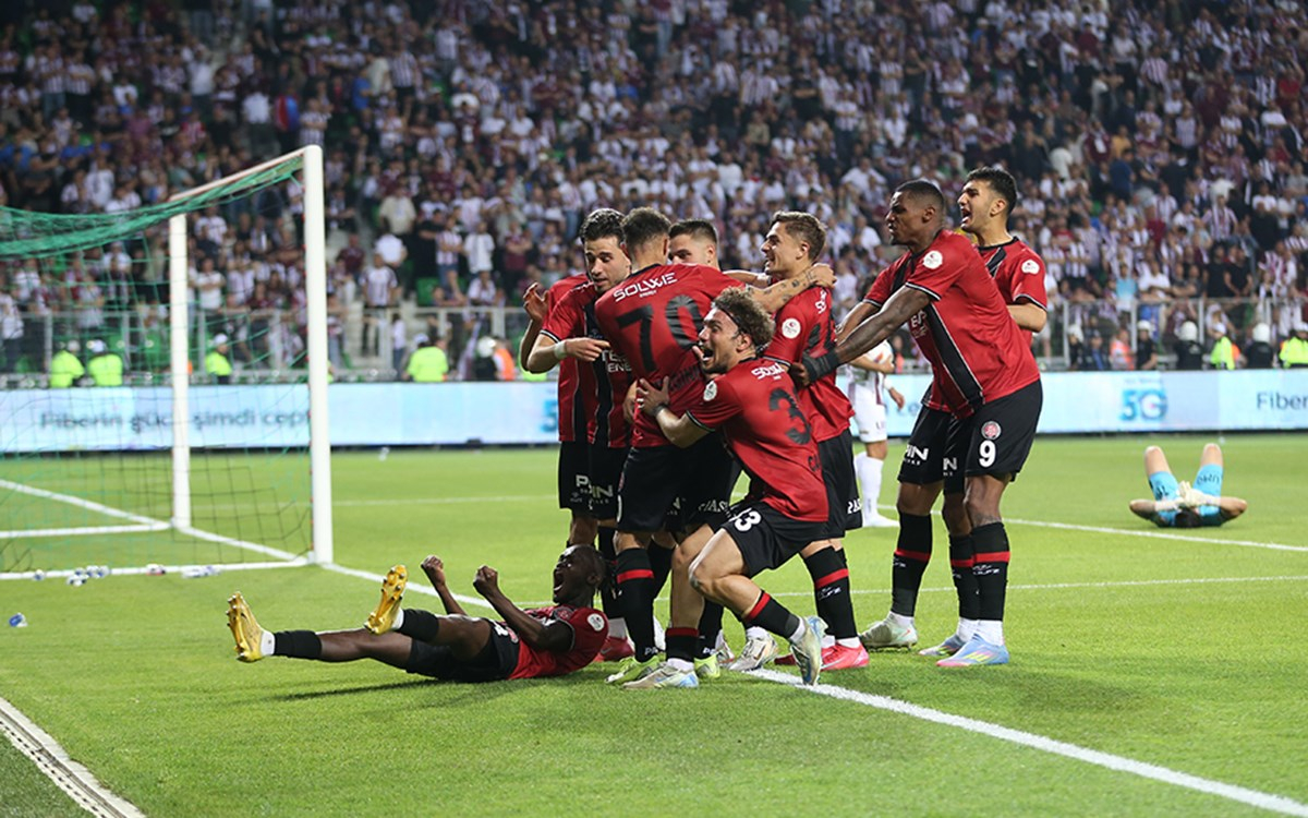 Fatih Karagümrük futbol takımı maçı kazanırken coşkulu anlar