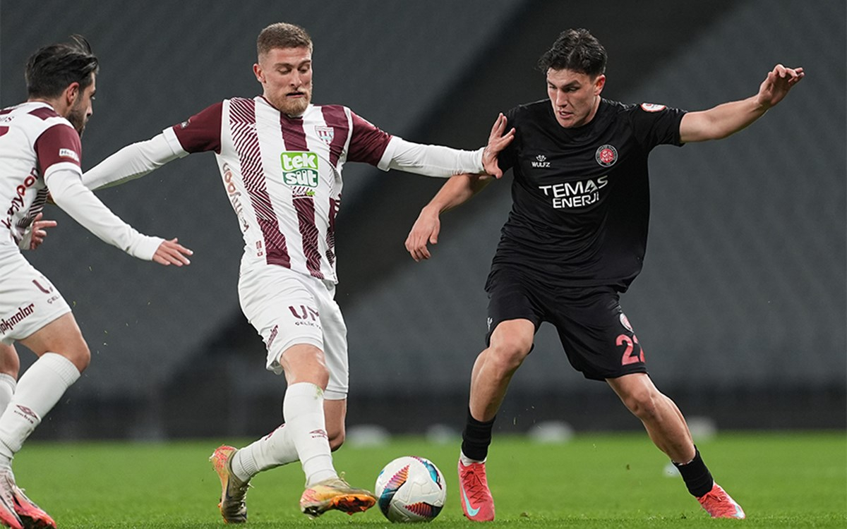 Fatih Karagümrük ve Bandırmaspor takımlarının karşılaşma anı