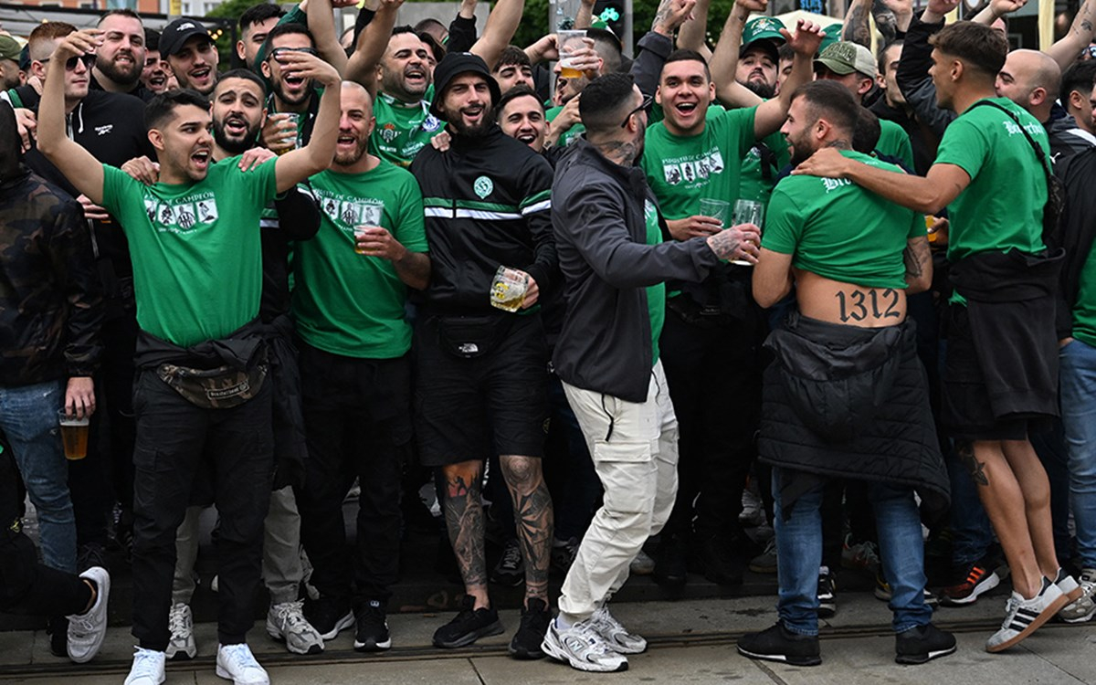 Real Betis taraftarları Wroclaw Meydanı'nda destek verirken