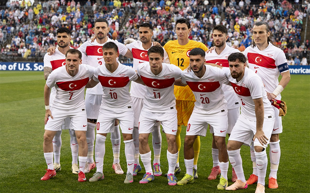 A Milli Takım ve ABD futbolcuları karşılaşma sırasında