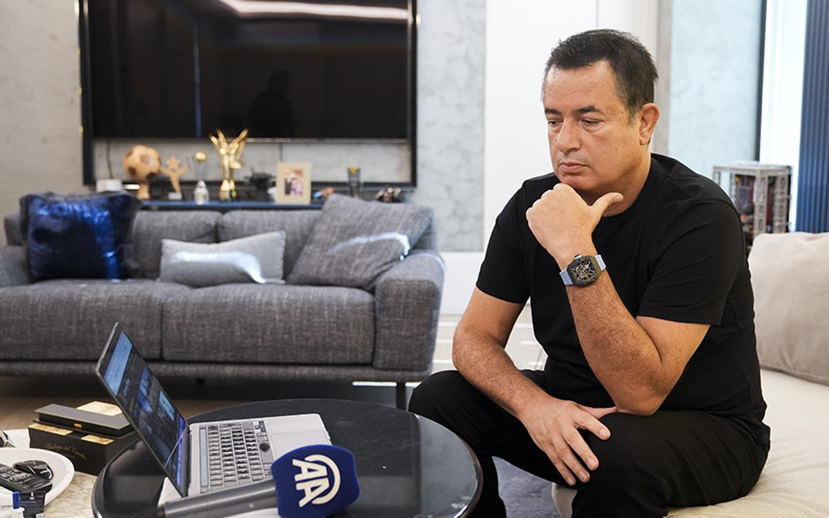 Fenerbahçe Başkanı Ali Koç açıklama yaparken