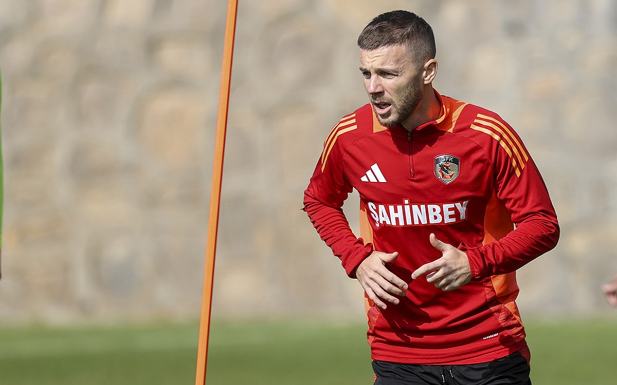 Gaziantep FK'nin kaptanı Alexandru Maxim sahada forma giyerken