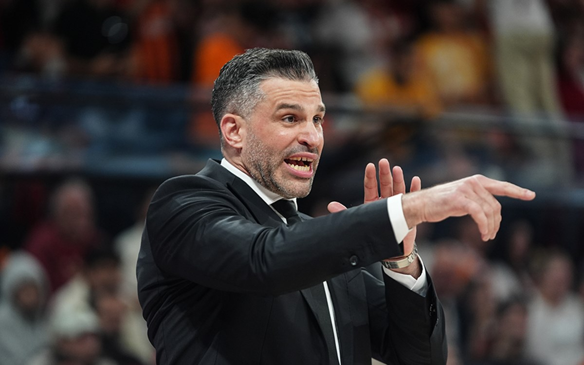 Basketbol maçında Sırp başantrenör ve oyuncuların görüşmesi