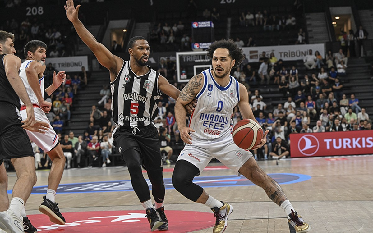 Anadolu Efes ve Beşiktaş basketbol takımlarının mücadele ettiği seri maç görüntüsü