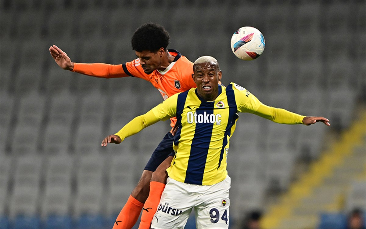 Anderson Talisca Fenerbahçe formasıyla poz verirken