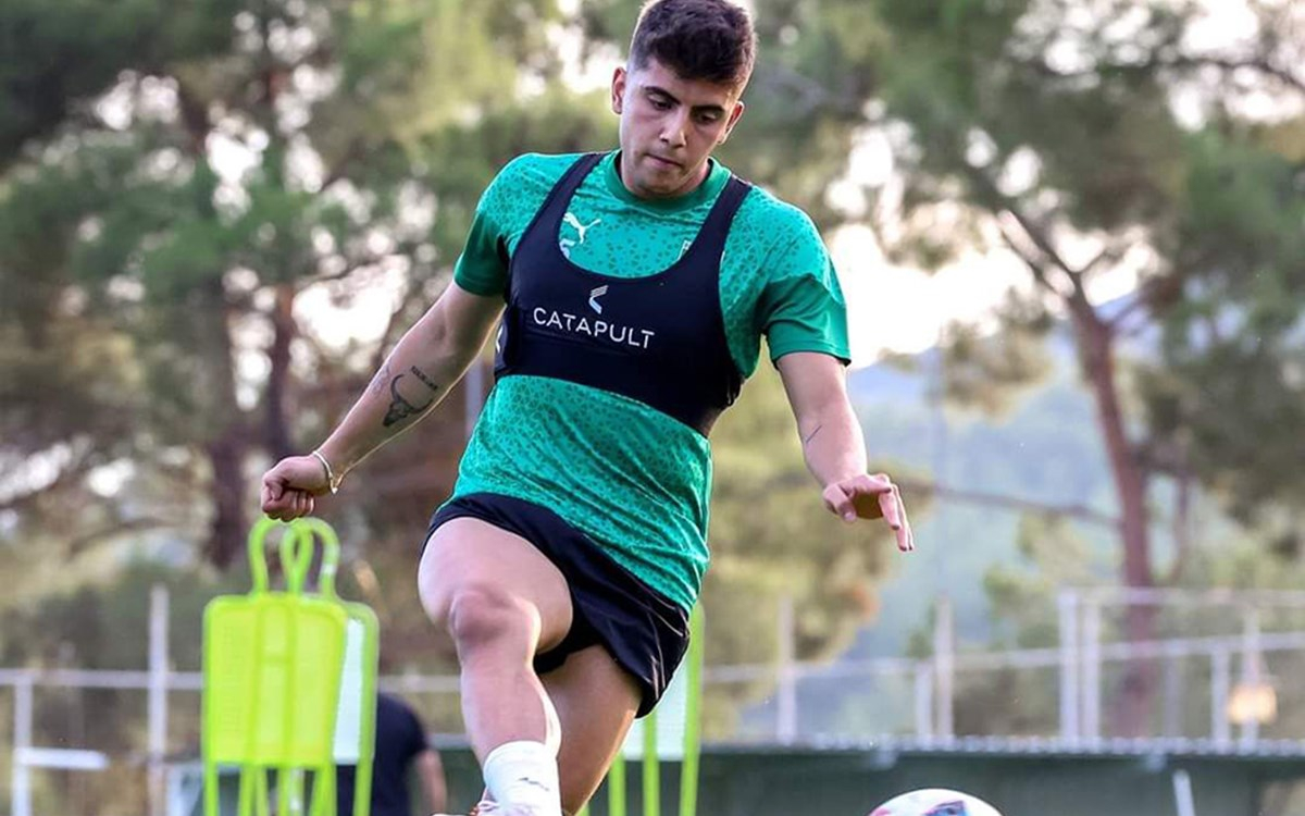 Bodrum FK’nin genç futbolcusu Ege Bilsel sahada mücadele ederken