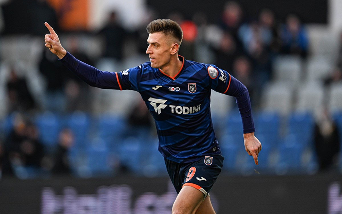 Başakşehir Piatek'in transferini kutluyor