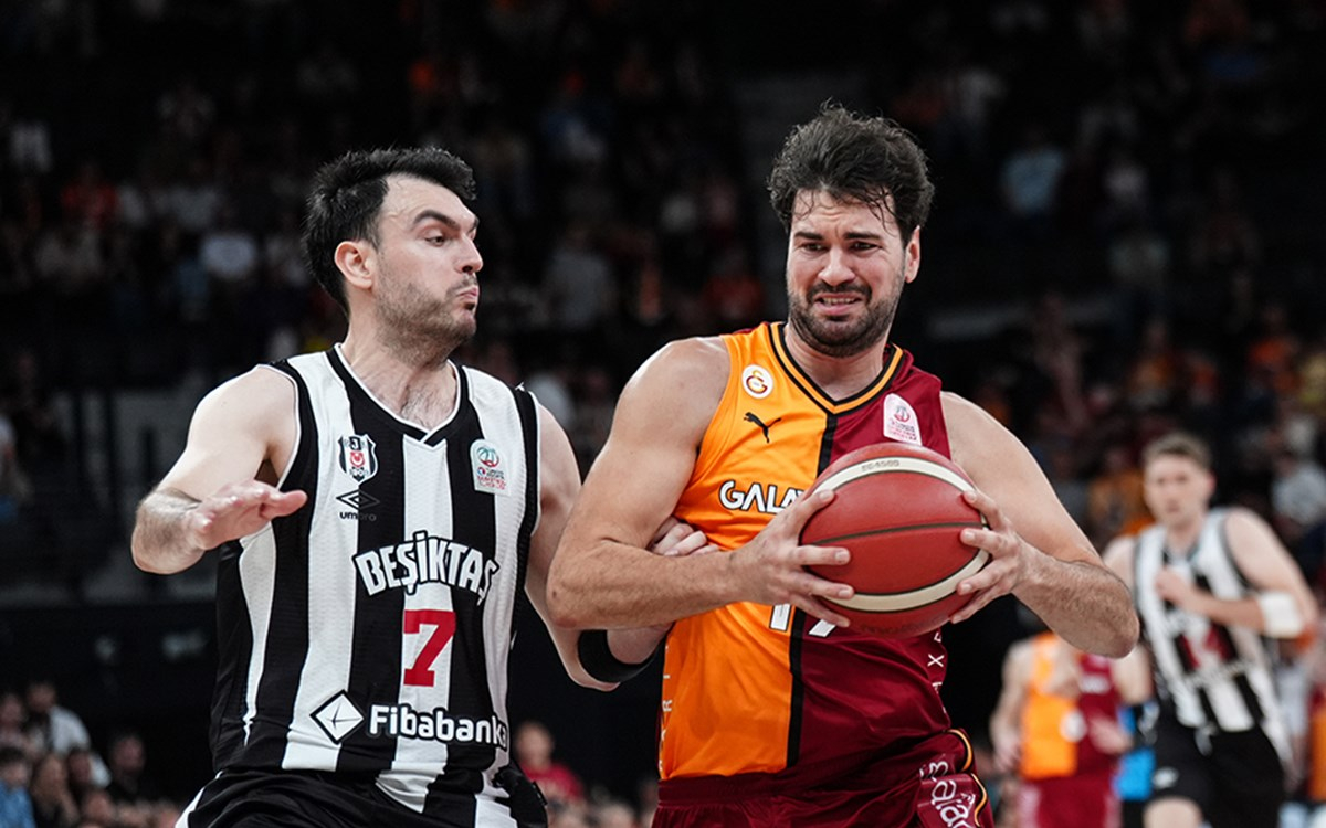 Beşiktaş basketbol takımı galibiyetle sevinç gösterisi yaparken