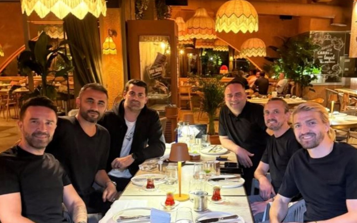 Fenerbahçe eski futbolcuları yemekte bir araya geldi