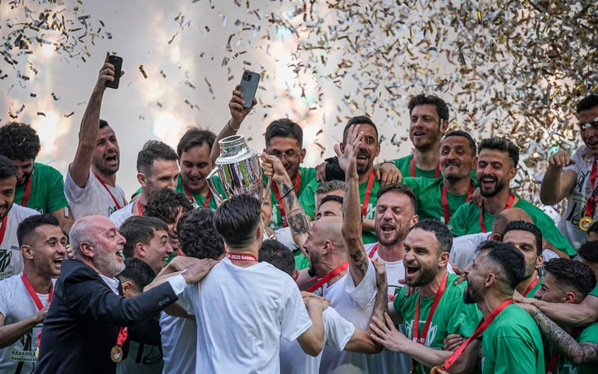 Bursaspor futbolcuları ve kulüp yönetimi yeni sezon hazırlıkları yaparken