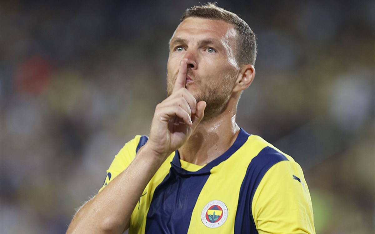 Edin Dzeko'nun futbol sahasında fotoğrafı