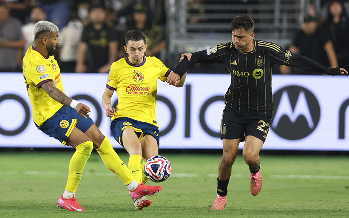 Los Angeles FC'nin Club America'yı yendiği maçta gösterilen futbol sahası ve oyuncular