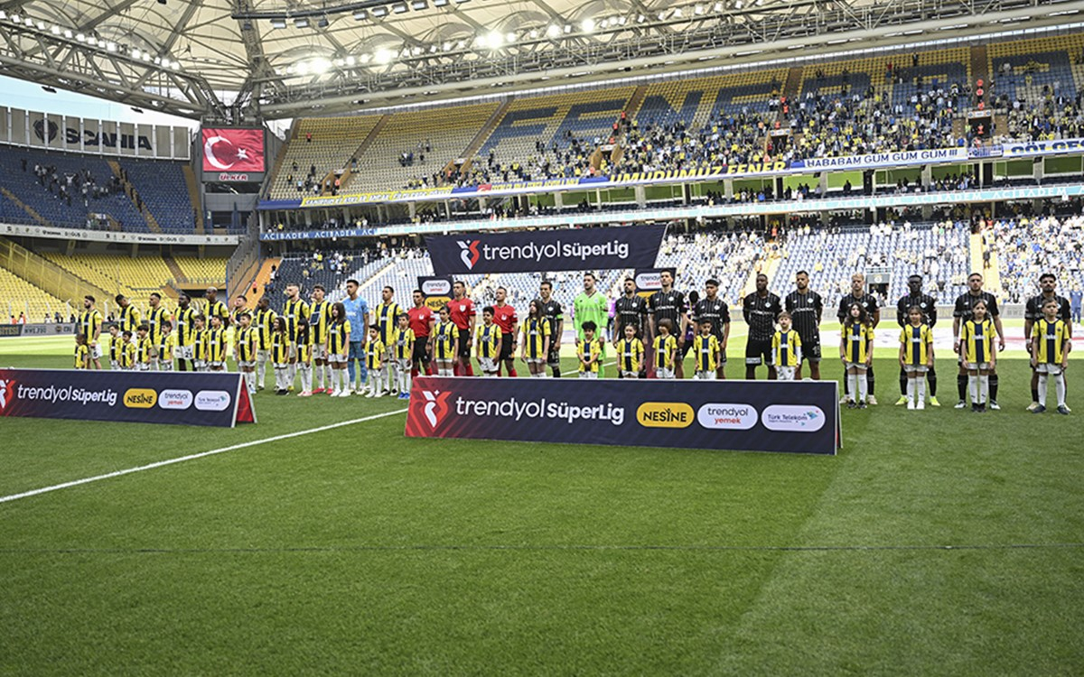 Fenerbahçe taraftarları tribünlerde protesto yaparken